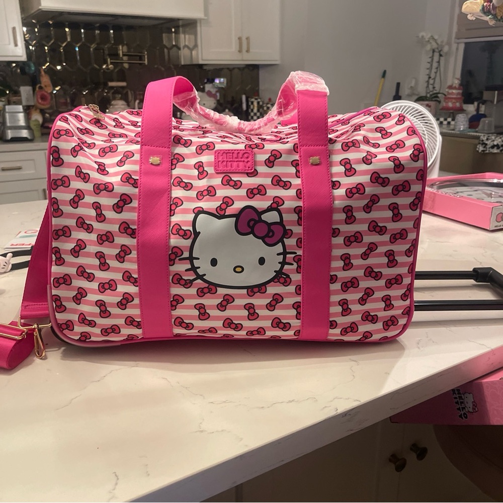 Hello kitty duffle bag with rollers